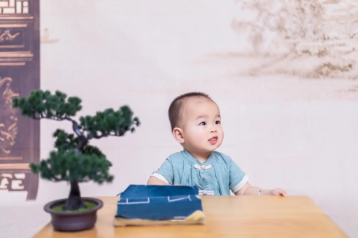 台山怀孕肚子中间凹两边凸